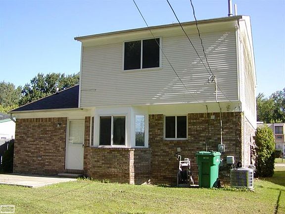 3rd image of 25164 Orchid St
