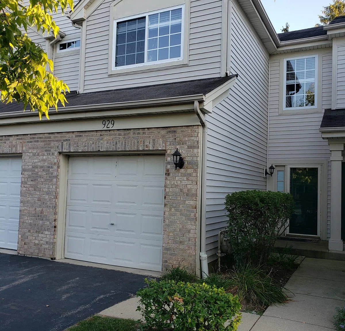 929 Creekside Ct — Photo 1