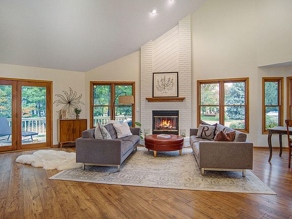 2nd image of 4624 Castle Ct