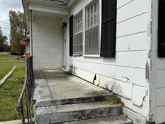 4th image of 66 E Rollins Rd