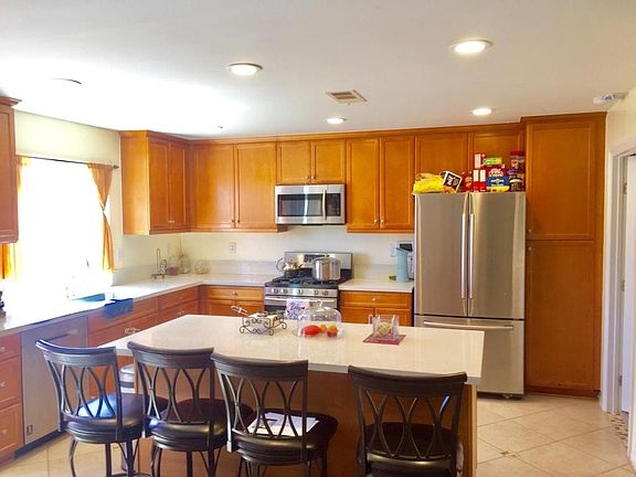 3rd image of 504 W Avenue H13
