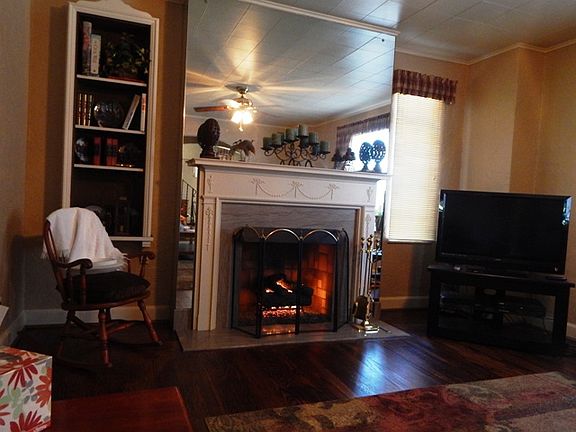 Liv Rm w/Hardwood/Gas logs