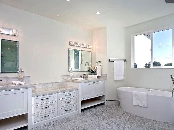 2nd image of 300 Lacy Ln