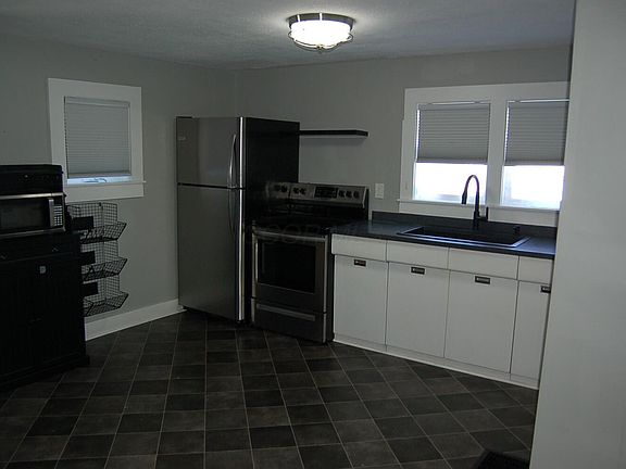 4th image of 416 W 9th St