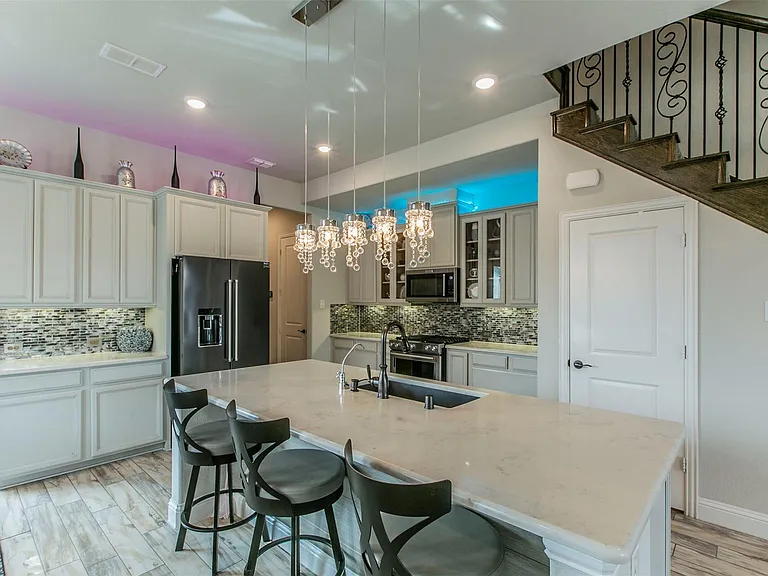 1015 Zachary Way — Photo 3