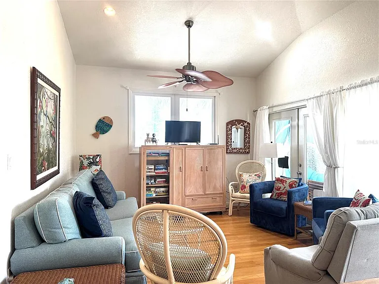701 Broadway St — Photo 25