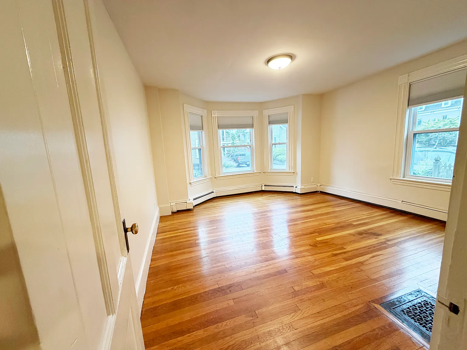 1 bed, 700 sqft, $1,900 — Photo 2