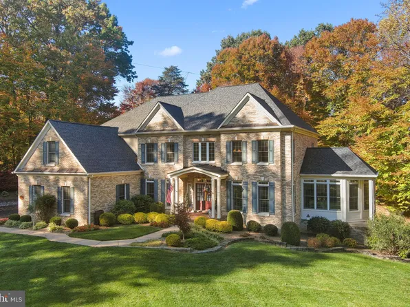 8235 Roseland Dr, Fairfax Station, VA 22039