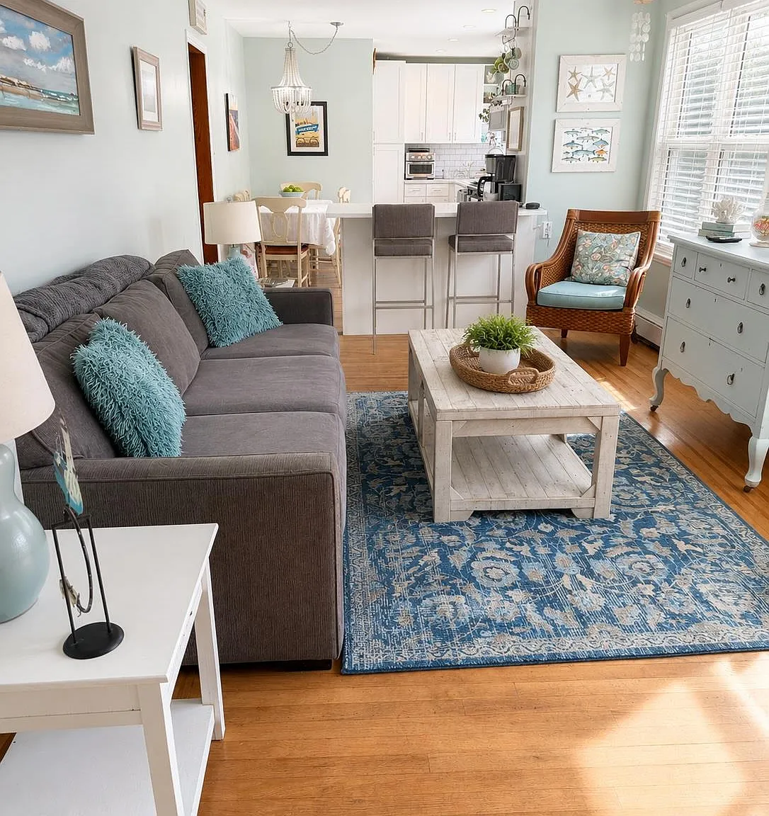 3 bed, 1.0 bath, 1012 sqft, $2,900 — Photo 3