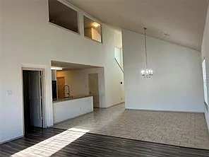 5 bed, 2.5 bath, 2392 sqft, $2,275 — Photo 4