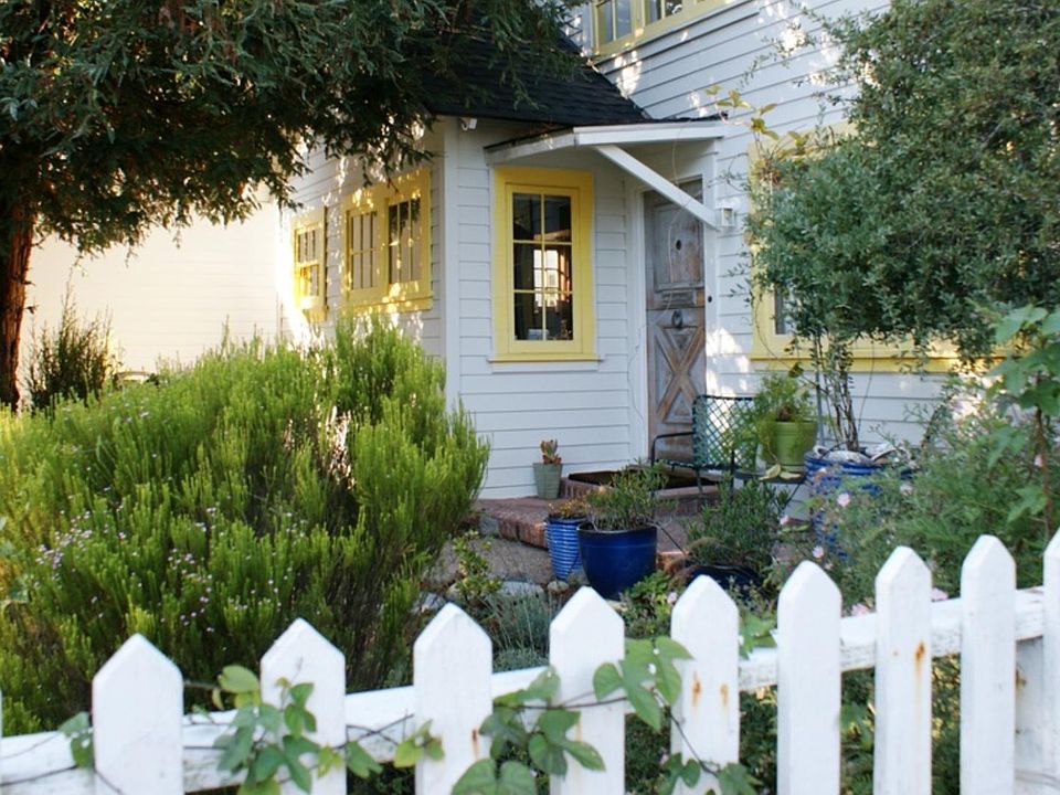 Corner lot with lots of vegetation for privacy. Super quiet street.