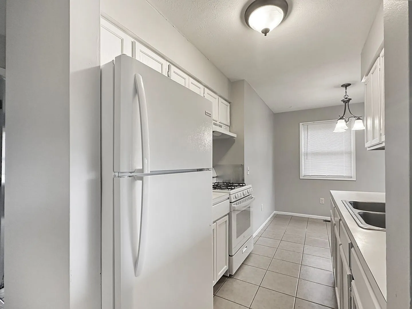 2 bed, 1.0 bath, 900 sqft, $1,325 — Photo 2