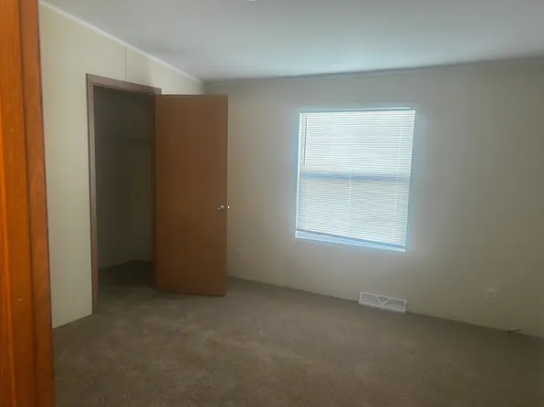 23 Candlelight Ln, Sauk Village, IL 60411