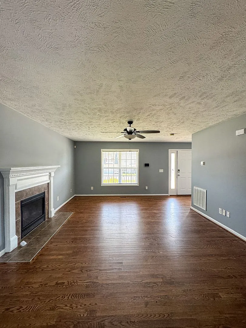 4 Bed 2.5 Bath Home with Fenced Yard — Photo 4