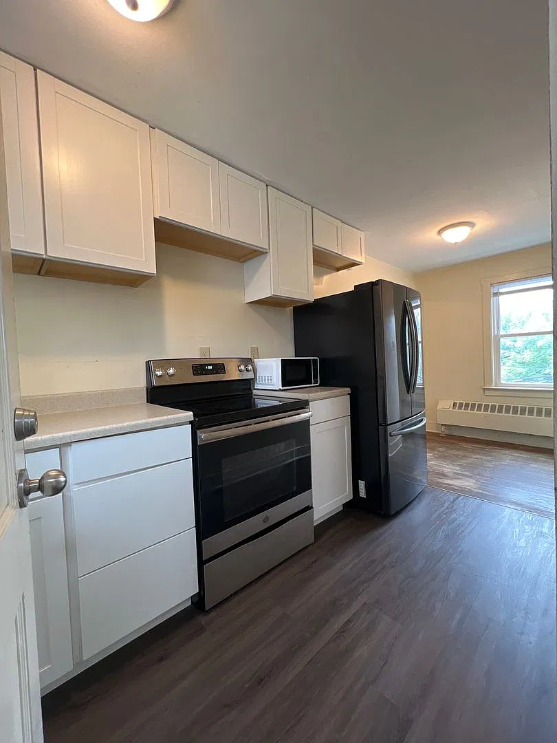 Two Bedroom apartment 1 1/2 blocks to West Campus--rent listed is for the entire apartment! — Photo 4
