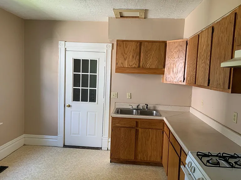 1336 Lynn St — Photo 6