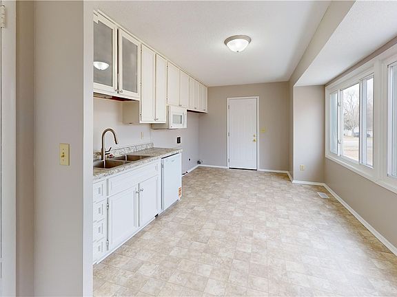 3rd image of 904 Sunset Rdg