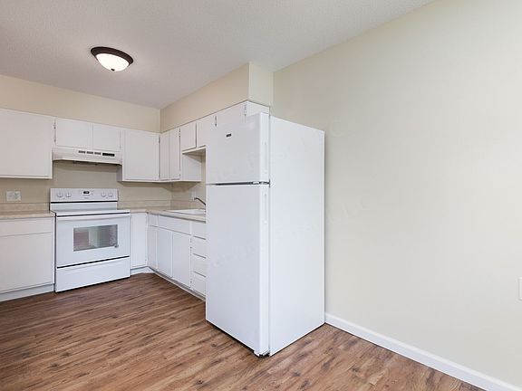 3rd image of 8 Wallingford Dr APT 6
