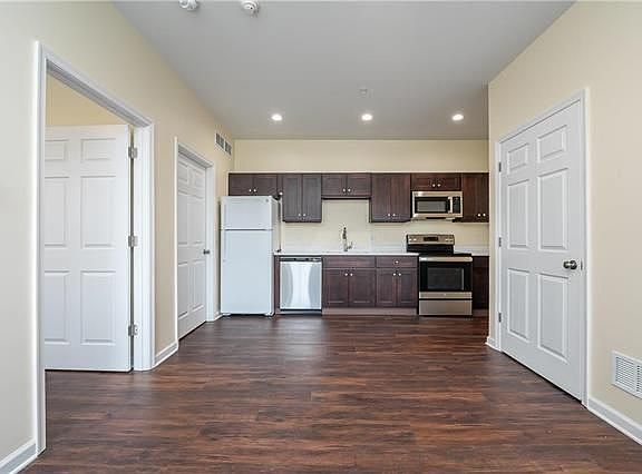 2nd image of 418 W Race St #4