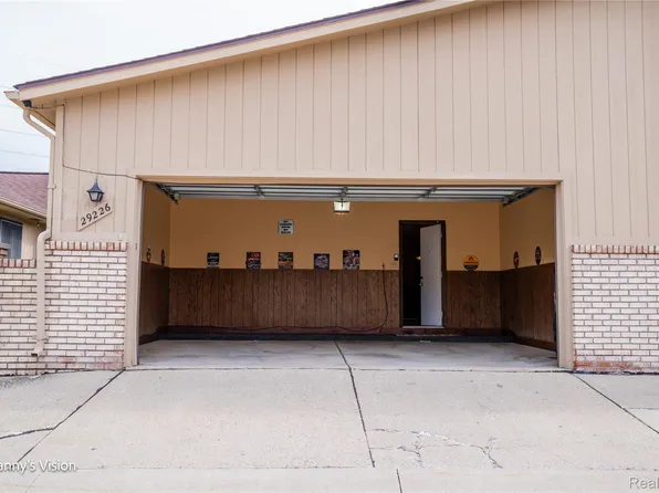 29226 Scarborough Dr, Warren, MI 48088