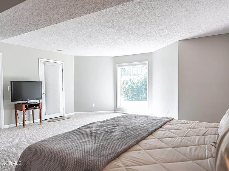 215 Plantation Dr — Photo 32