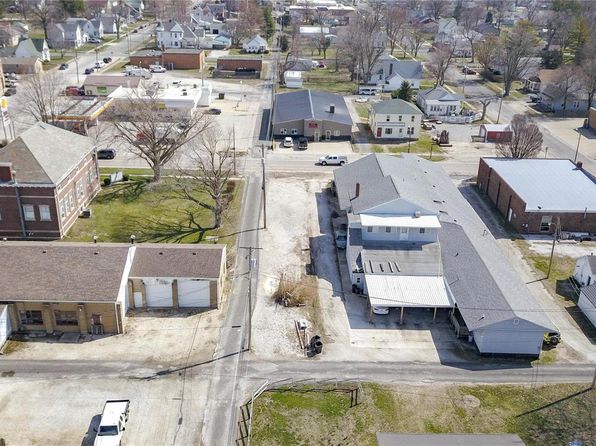 419 5th St, Carrollton, IL 62016