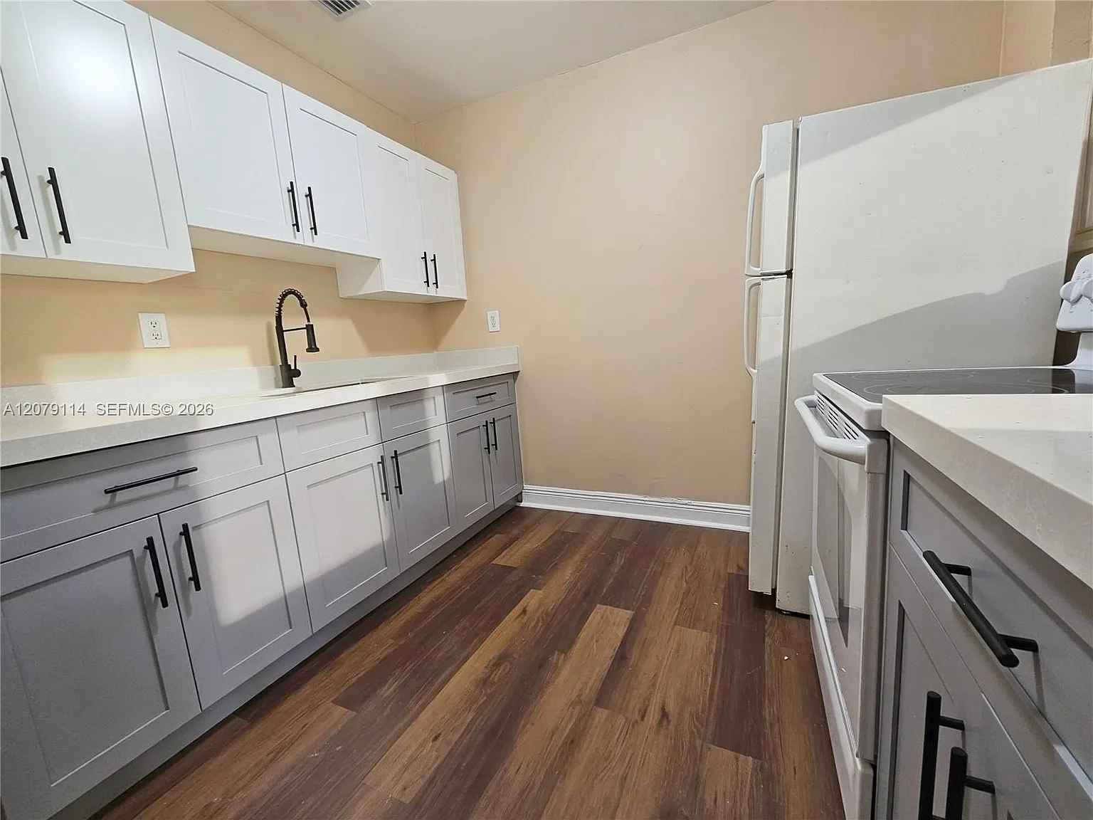 Para Villa Heights — Photo 1