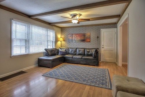 3rd image of 5531 Lamar Ave