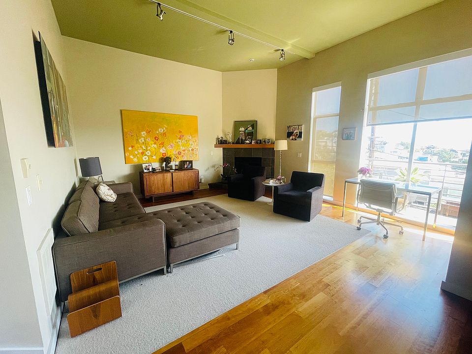 Living room w/soaring bay views