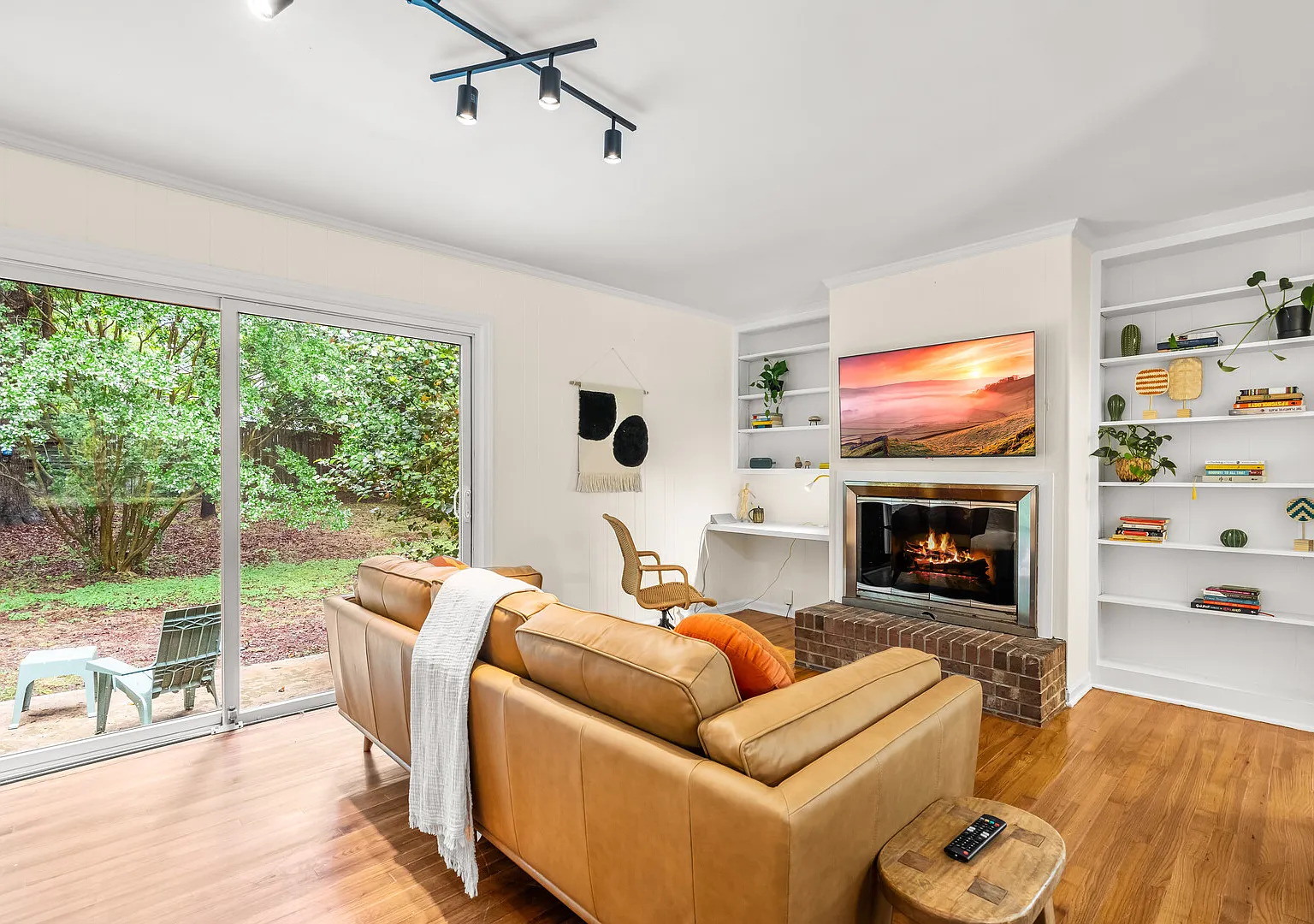4BD/ Fenced-in Backyard, Close to Chapel Hill/UNC — Photo 1