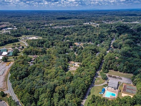 4th image of 1015 Cypress Dr