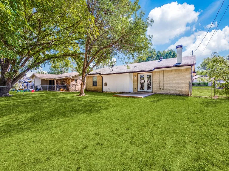 600 NW Ann Lois Ln — Photo 13