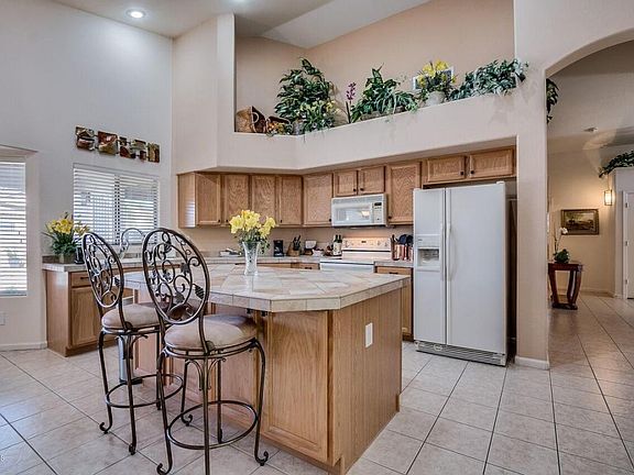 Wonderful Kitchen With Breakfast Bar!