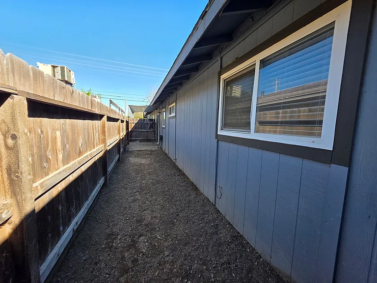 Gareth Ln - Triplex — Photo 26
