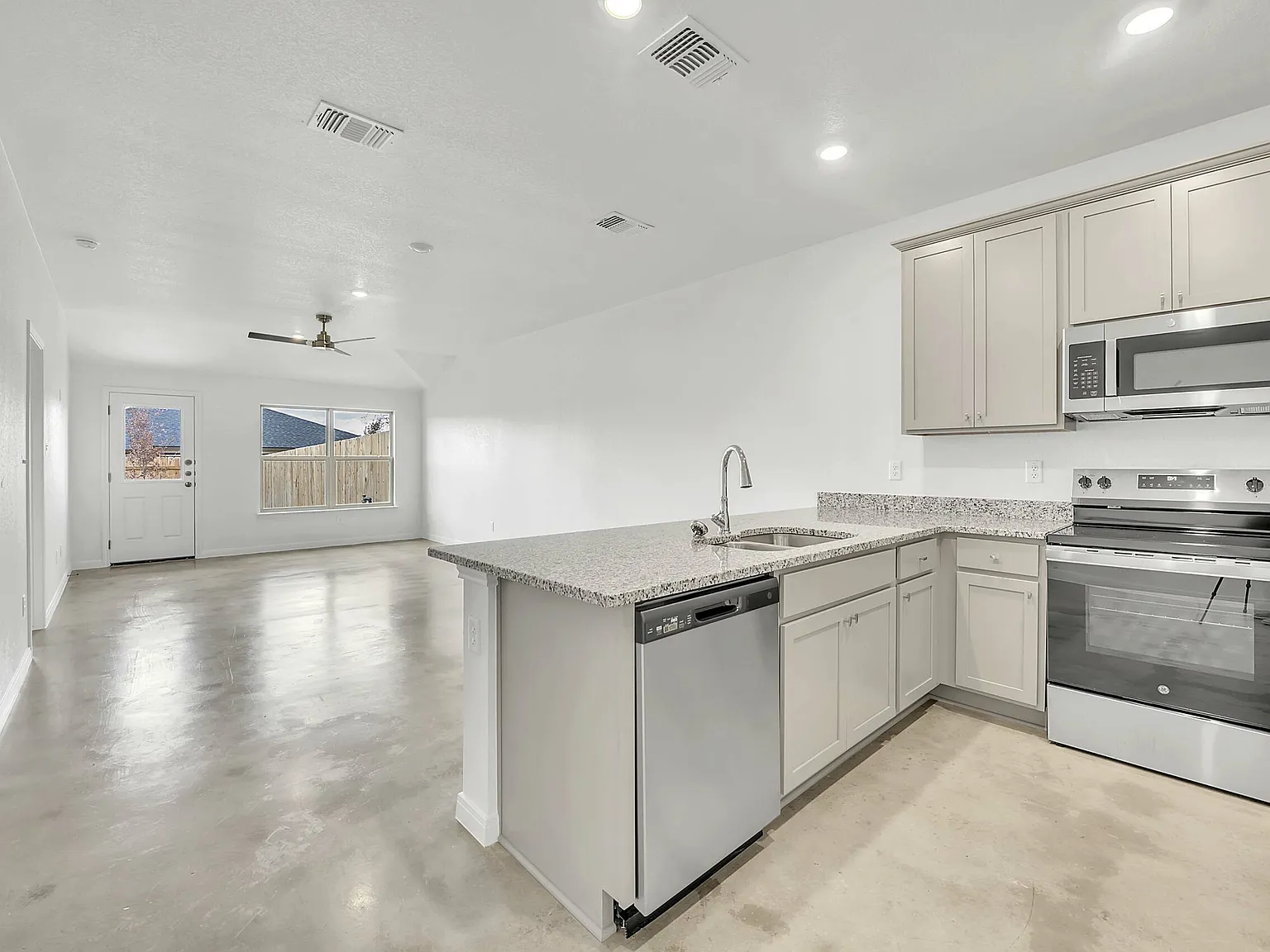 3 bed, 2.0 bath, 1158 sqft, $1,425 — Photo 3