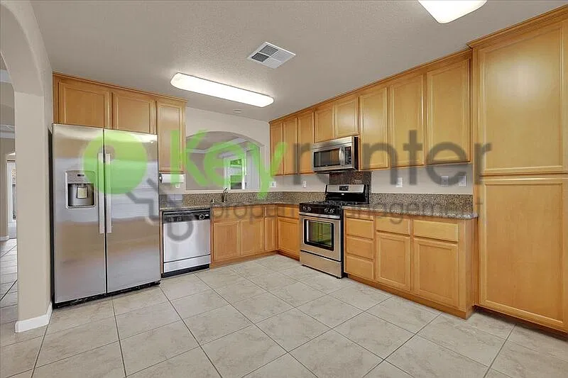 3 bed, 2.0 bath, 1053 sqft — Photo 4