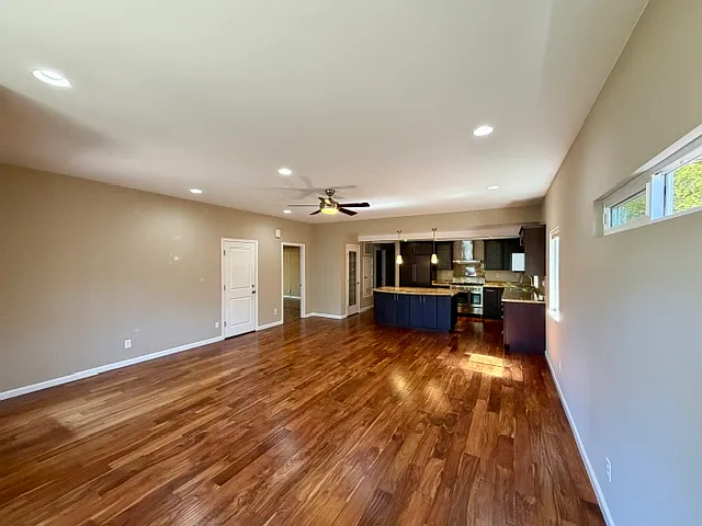 4 bed, 2.5 bath, 1500 sqft, $9,200 — Photo 3