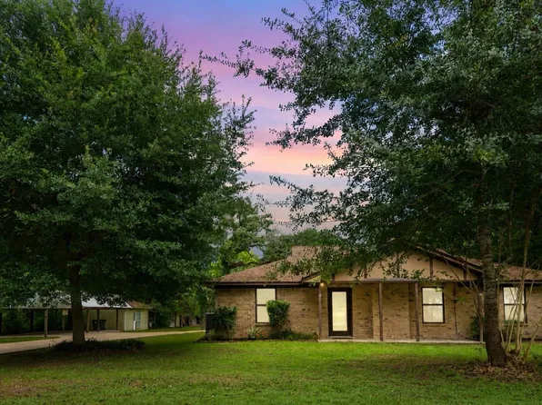 211 Brantley Ln, Magnolia, TX 77354