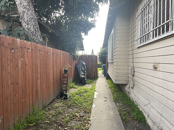 3rd image of 1625 1/2 W 55th St