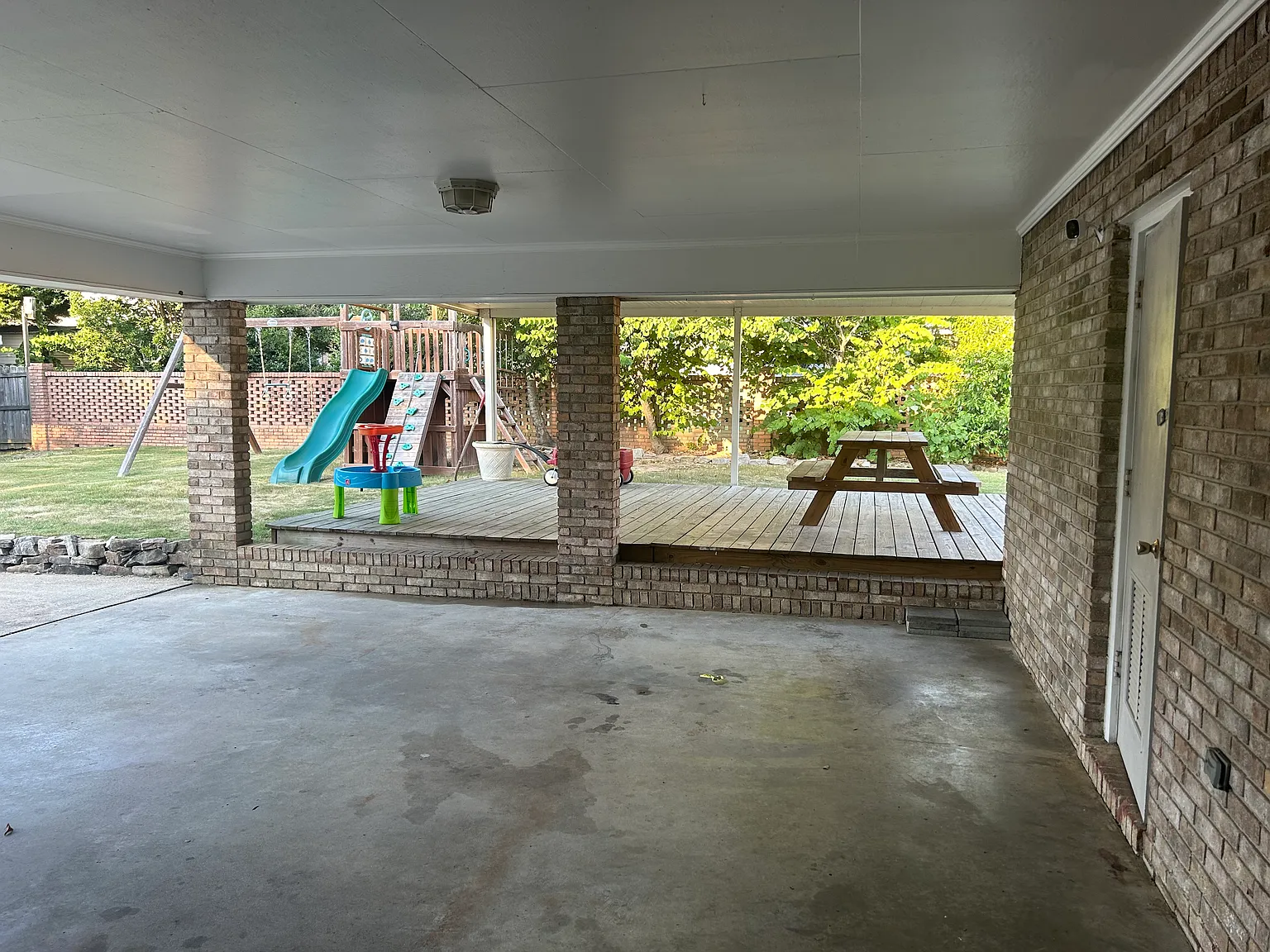 4 bed, 2054 sqft, $2,200 — Photo 4