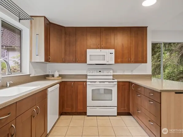 9912 NE 142 Place #B201, Kirkland, WA 98034