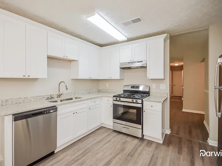 1611 Rolling Hills Trl SE — Photo 2
