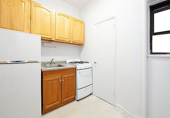 3rd image of 525 E 88th St #4F
