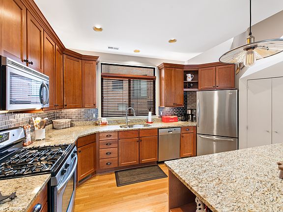 4th image of 3025 N Greenview Ave Unit O