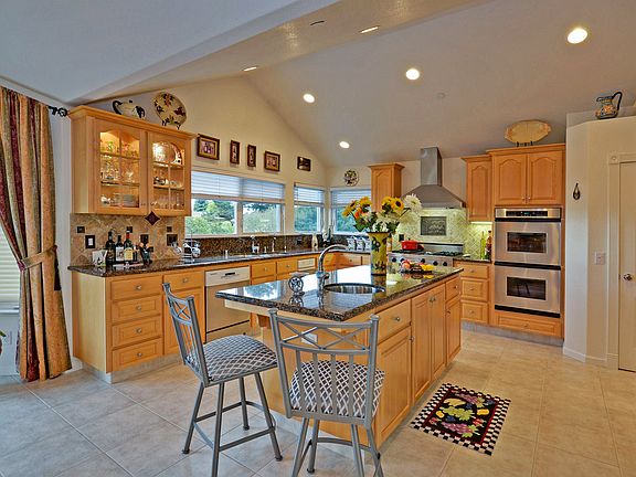 Deluxe Appliances, Vaulted Ceilings