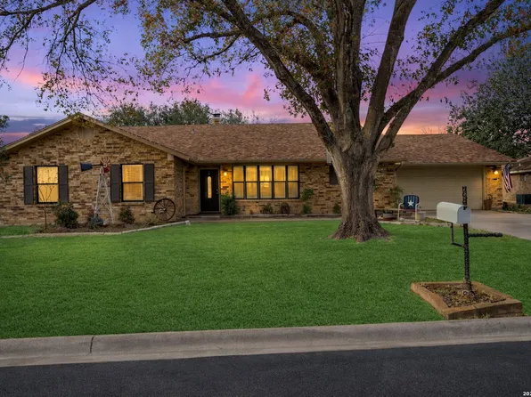 1658 Redwood Street, Seguin, TX 78155