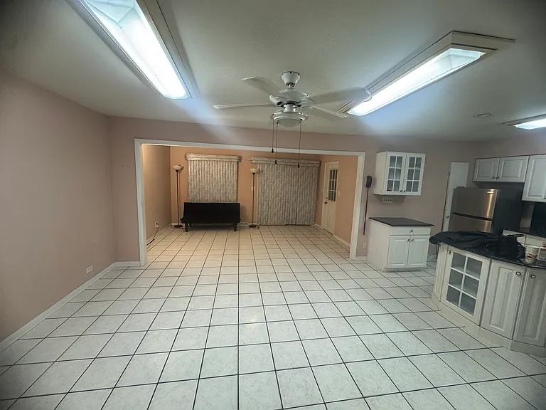 225 N East River Rd — Photo 13