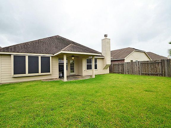 BACKYARD OFFERS AMPLE ROOM FOR NUMEROUS OUTDOOR ACTIVITIES OF YOUR CHOICE!