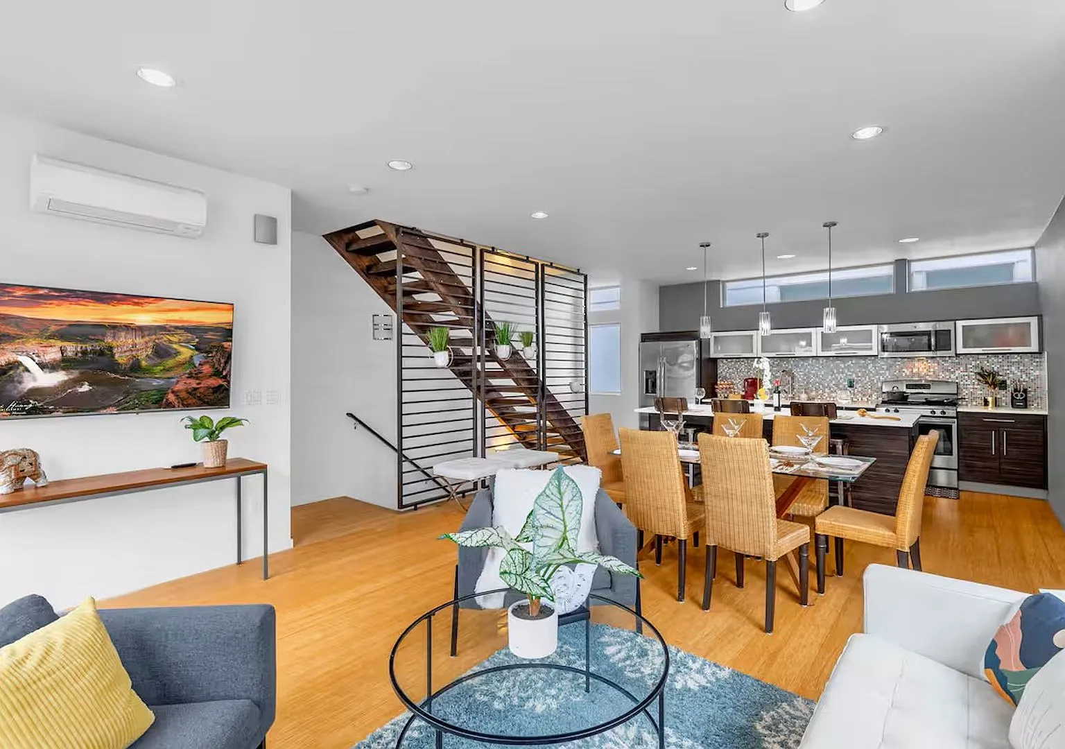 Modern & Stylish Townhome in the Heart of Ballard — Photo 2