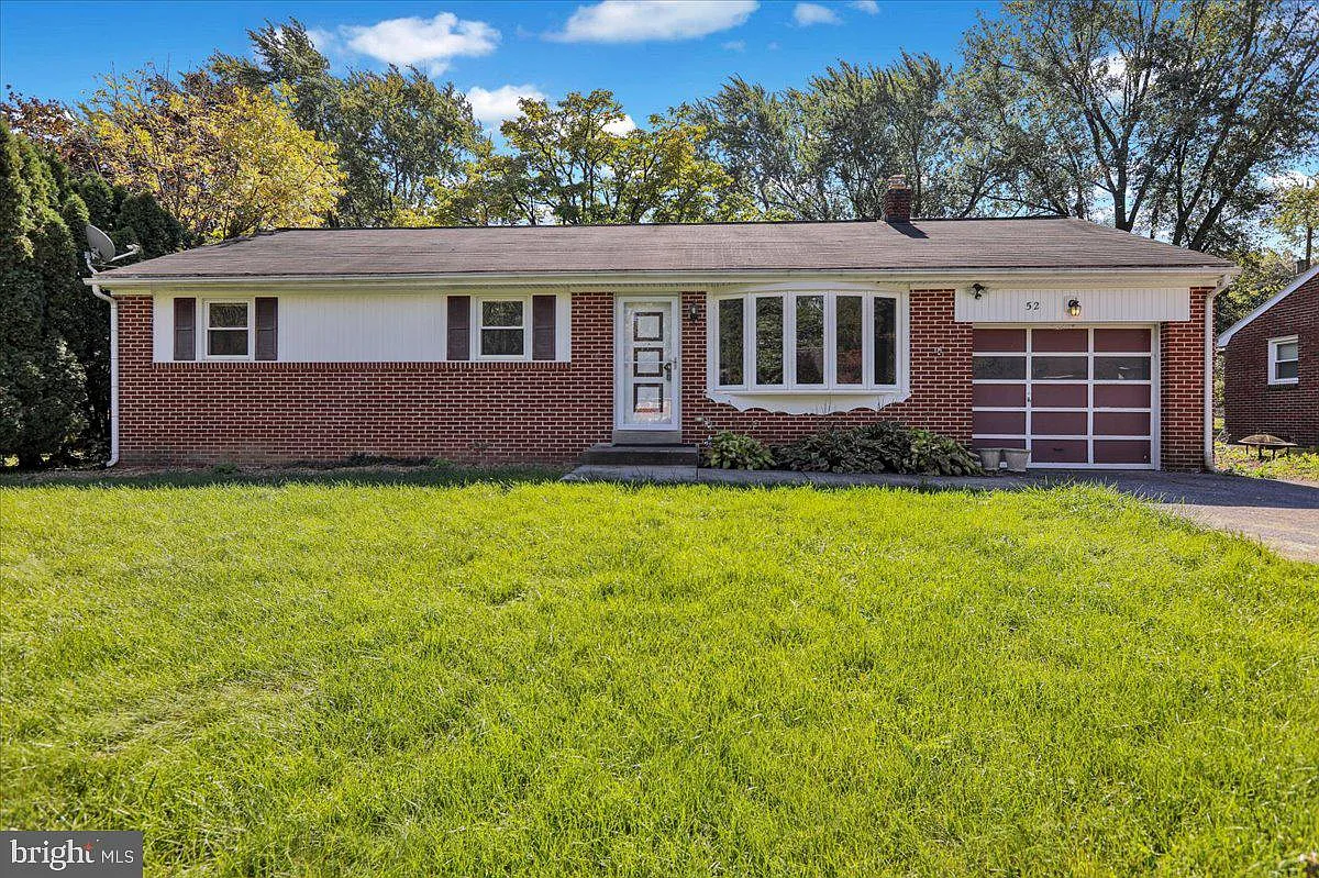52 Hampton Ln photo 1
